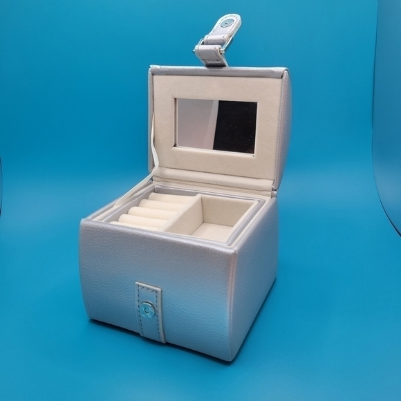 TRAVEL jewelry box or case. Silver faux leather. Mirror on the lid.🪞 - Picture 4 of 7